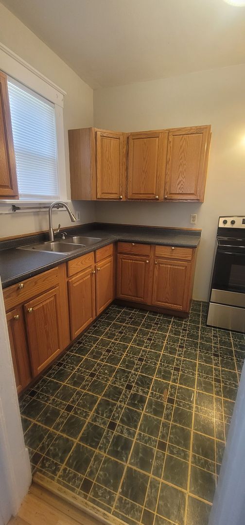 Building Photo - 3 Bedroom 1 Bathroom Home
