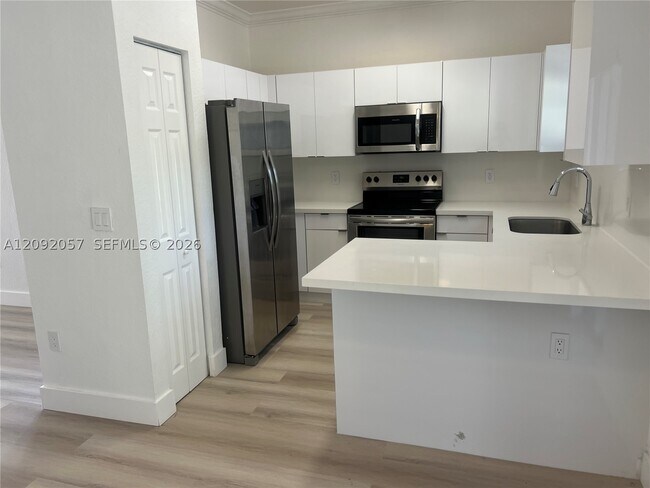 Building Photo - 372 NE 26th Pl