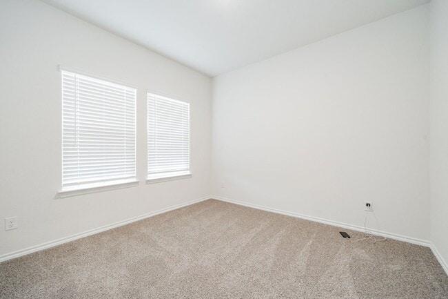 Building Photo - 2110 Thornton Dr