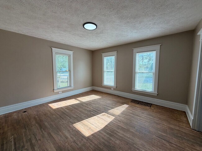 Building Photo - 53 Lamoreaux Dr NE