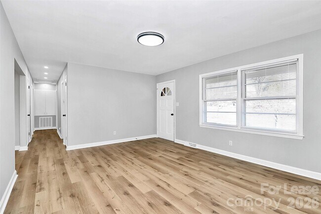 Building Photo - 526 Julia Ave