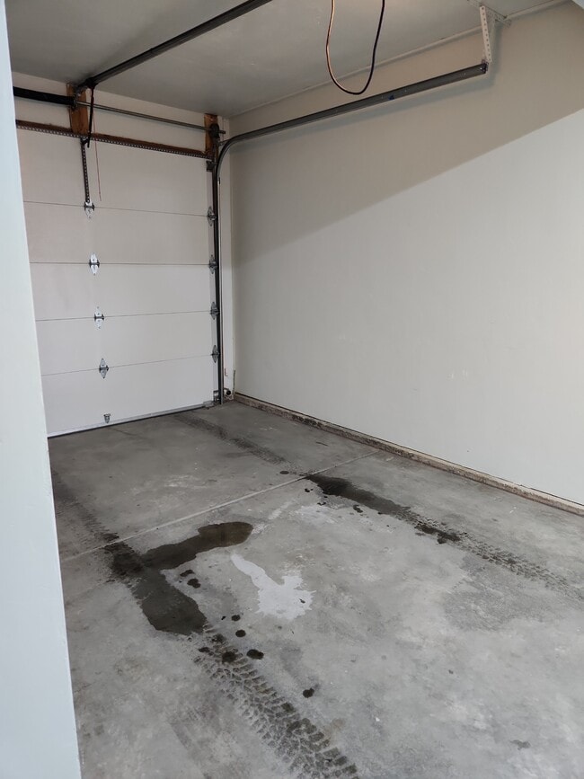 Building Photo - 10398 S Clarks Hill Dr