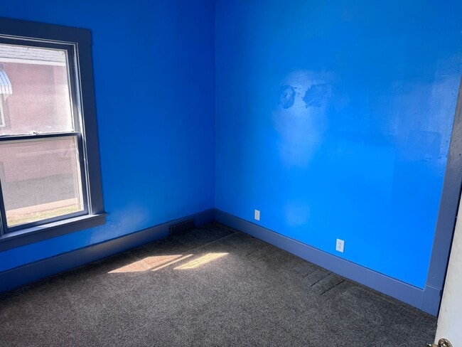 Building Photo - Spacious 4-Bed Home Near Schools with Back...