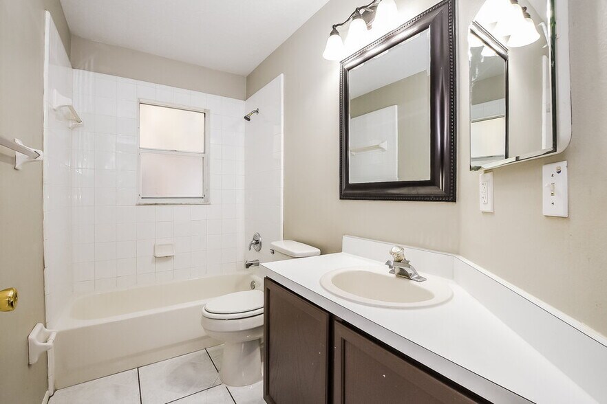 Building Photo - 467 Briar Bay Cir