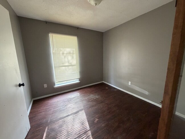 Building Photo - 2950 Hillcrest Dr