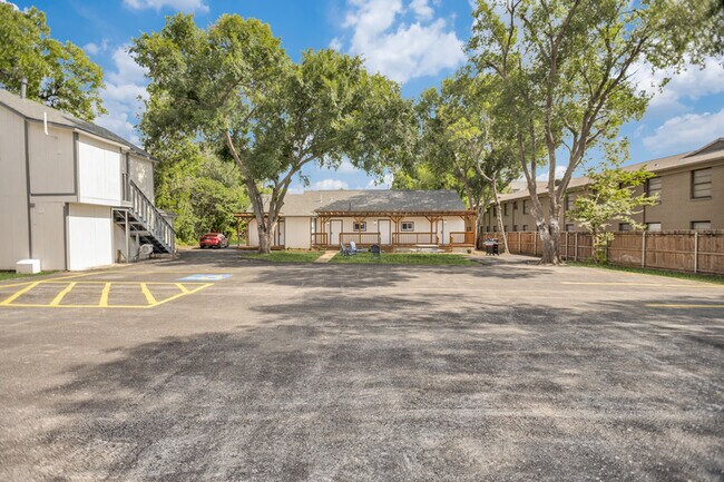 Building Photo - 905 W Abram St