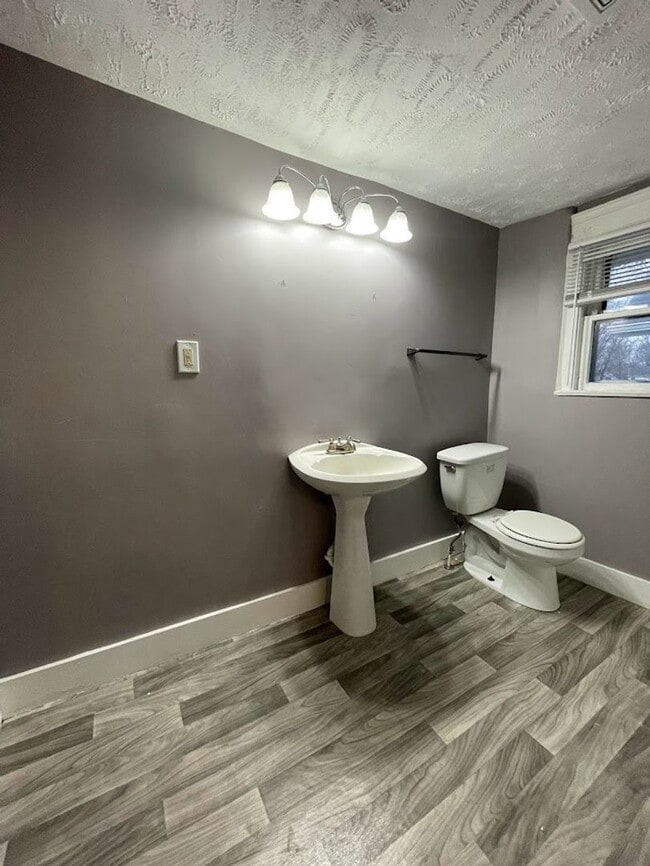 Building Photo - Three bedroom one bathroom home for rent!