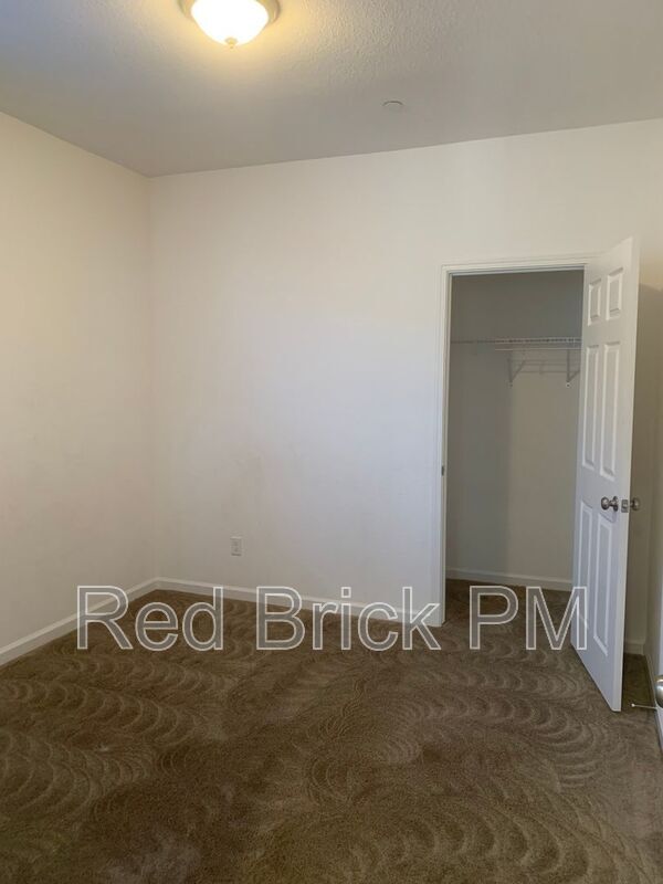 Building Photo - 821 Tivoli Dr
