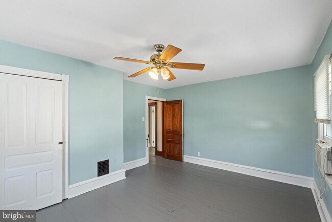 Building Photo - 923 N Main St