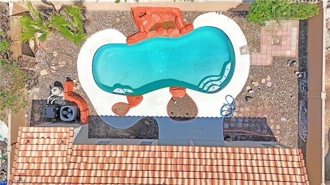 Building Photo - 2746 Sandalwood Ave