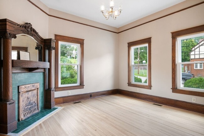 Building Photo - 4 to 5 bed / 2 Bath Just remodeled