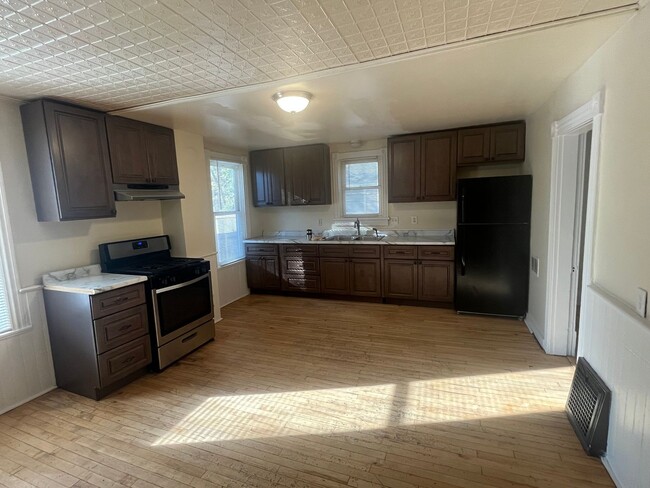 Building Photo - 2 BR/bonus room 1 bath home in West Sevent...