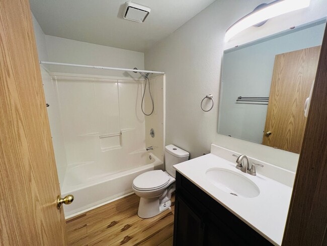 Building Photo - Adadow - Duplex E Broadway