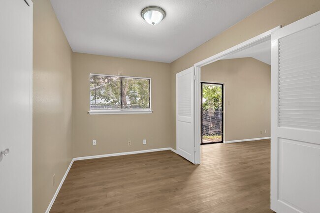 Building Photo - 1325 Bayou Dr