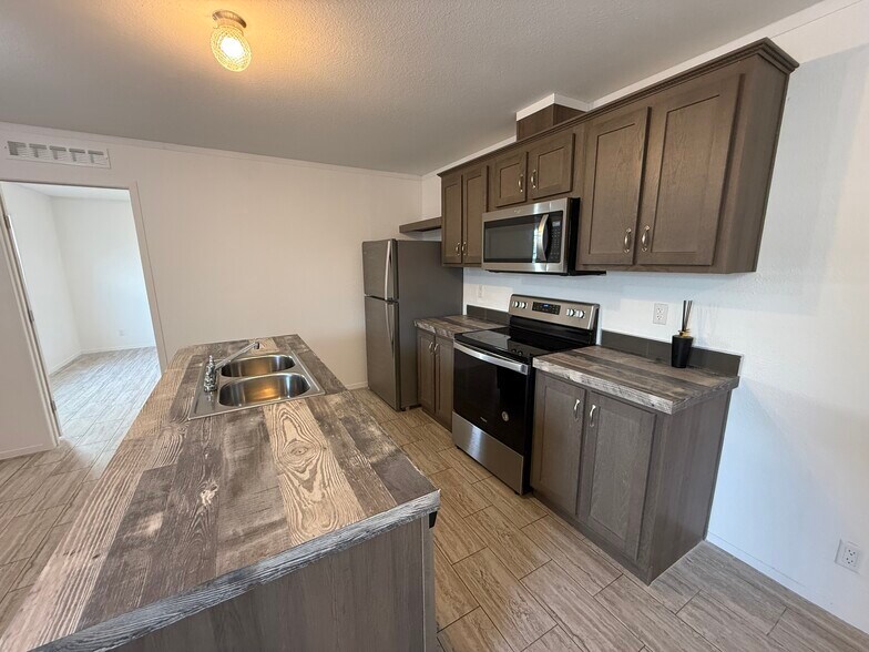 Building Photo - 4 Northglen Dr