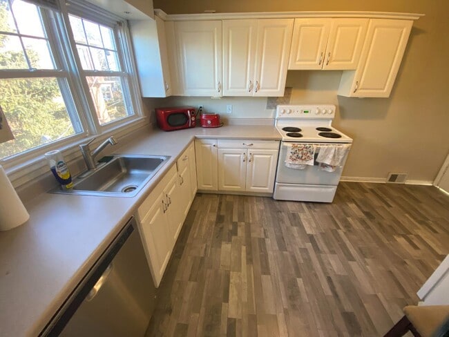 Building Photo - 106 W 20th St