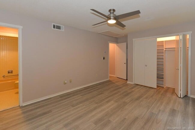 Building Photo - 994 Heritage Vlg
