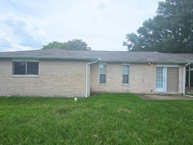 Building Photo - 9526 Golden Wood Ln