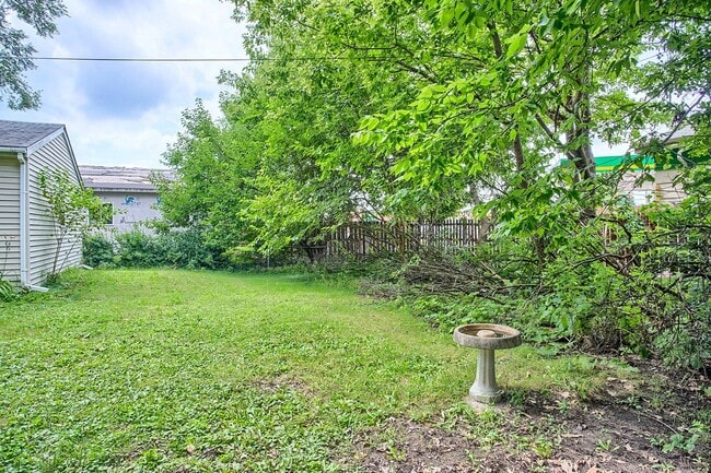 Building Photo - 2 Bed Bungalow in Champaign- Available August 2026