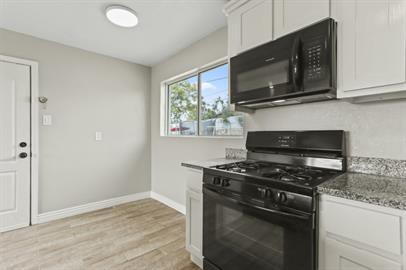 Building Photo - 3 bedrooms 1 bathroom with all tile flooring