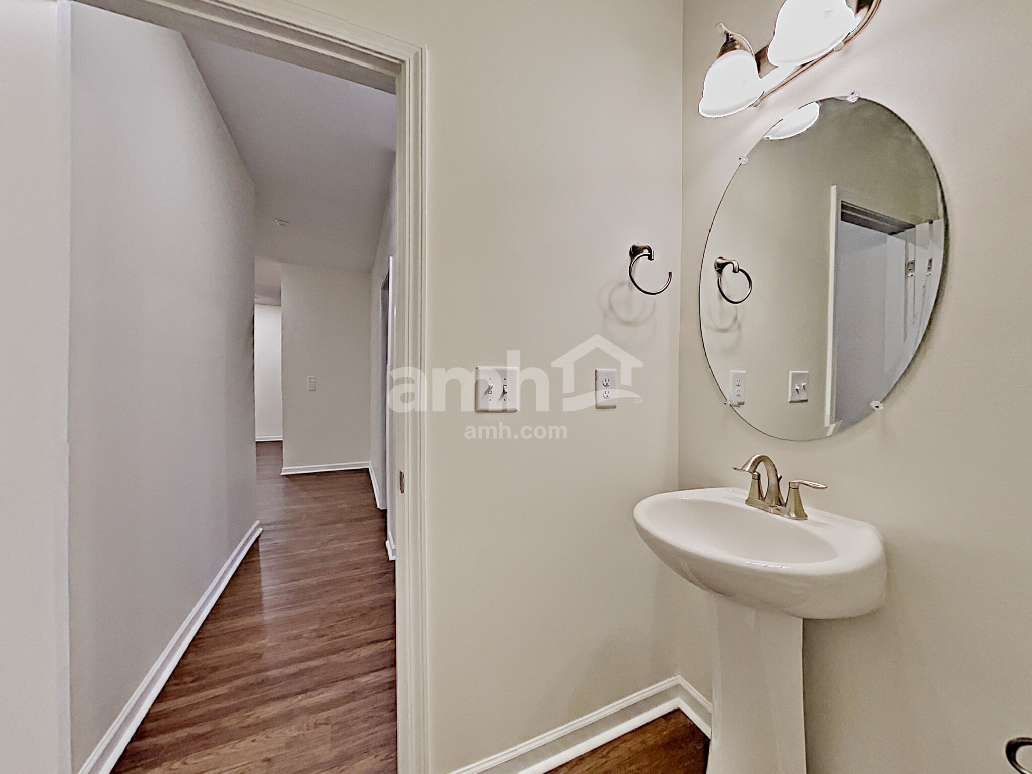 Building Photo - 553 Camp dr