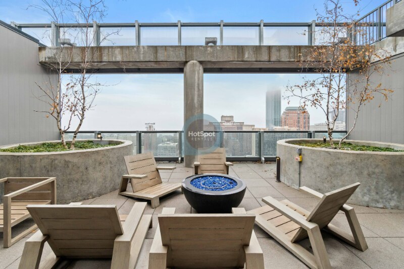 Building Photo - 702 S Clark St