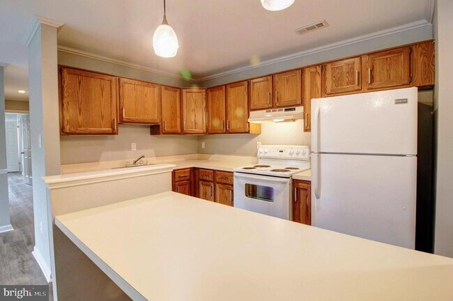 Building Photo - 2121 Wainwright Ct