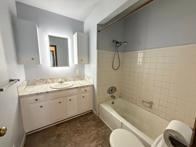 Building Photo - 3992 Camelot Dr SE