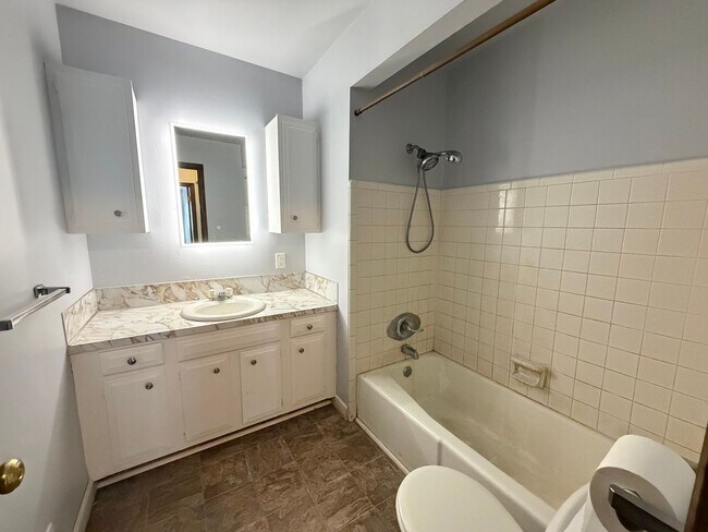 Building Photo - Large multi level duplex!