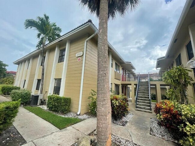 Building Photo - 2621 Riverside Dr