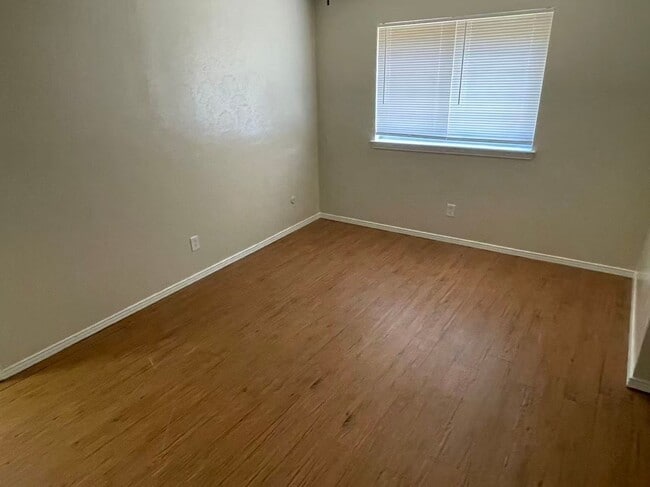 Building Photo - 3 Bedroom House in Garland