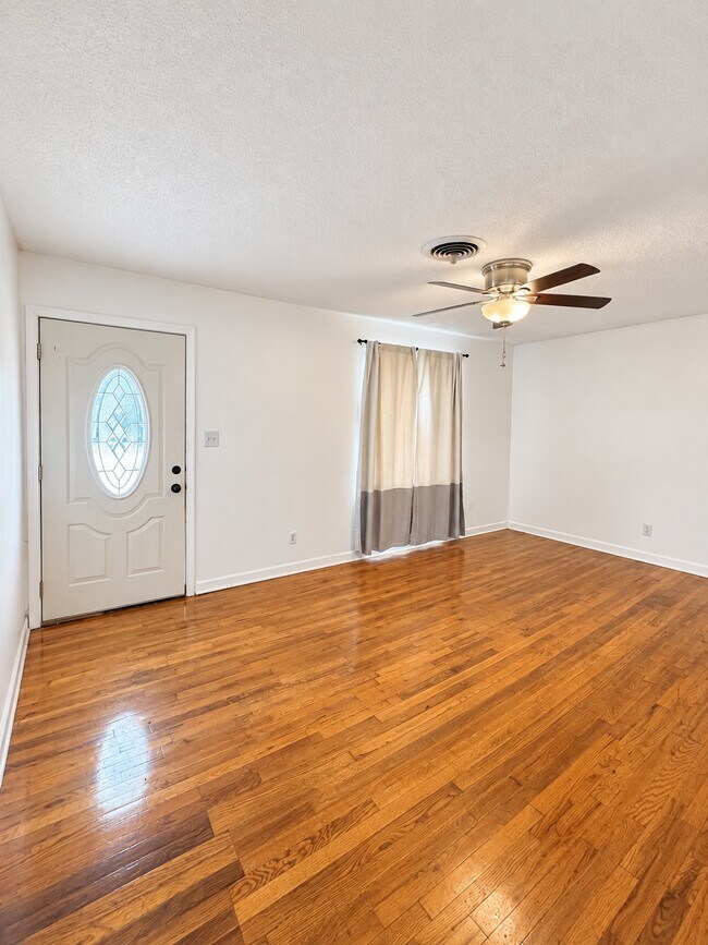 Building Photo - 1114 E Corona St