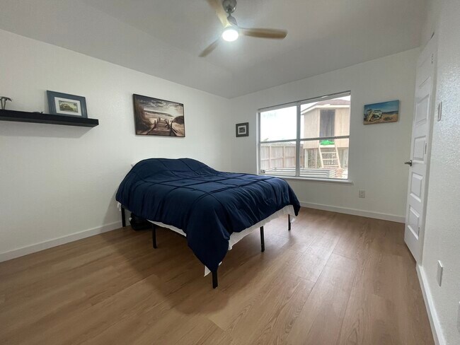 Building Photo - 15829 Vincent Dr