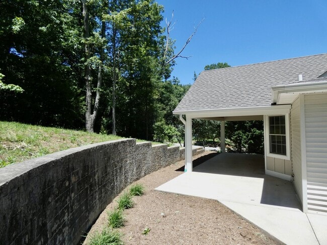 Building Photo - Haw Creek Gem