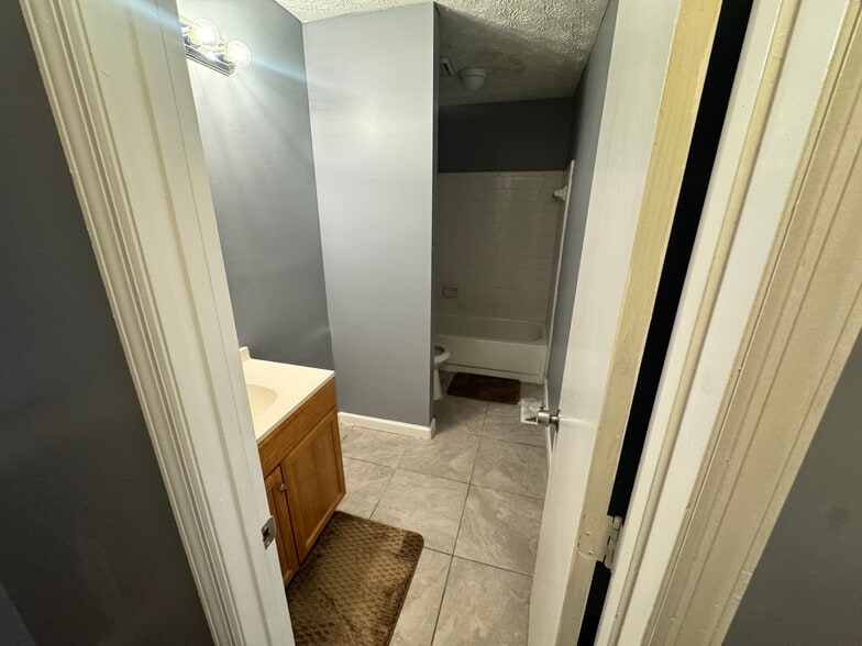 Building Photo - Room in Apartment on River Park Dr