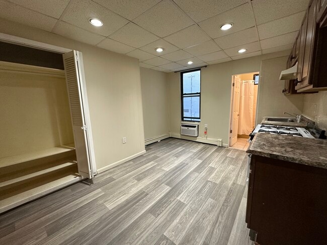 Building Photo - 818 22nd St