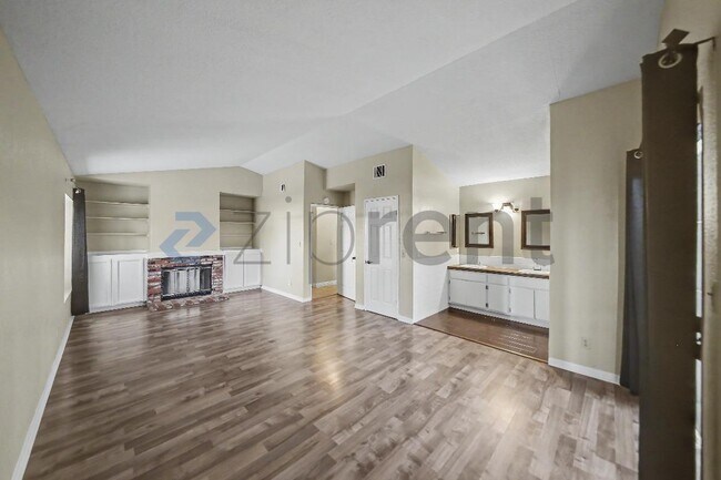 Building Photo - Unit