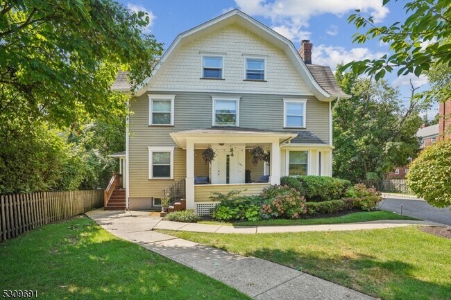 Primary Photo - 184 Bellevue Ave