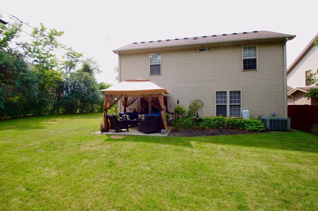 Building Photo - 897 Henderson Dr