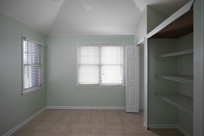 Building Photo - 2 Bedroom 1 Bathroom Golf Club Townhouse  April 1- November 30