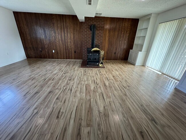 Building Photo - 4Bd/2.25Ba Kent House