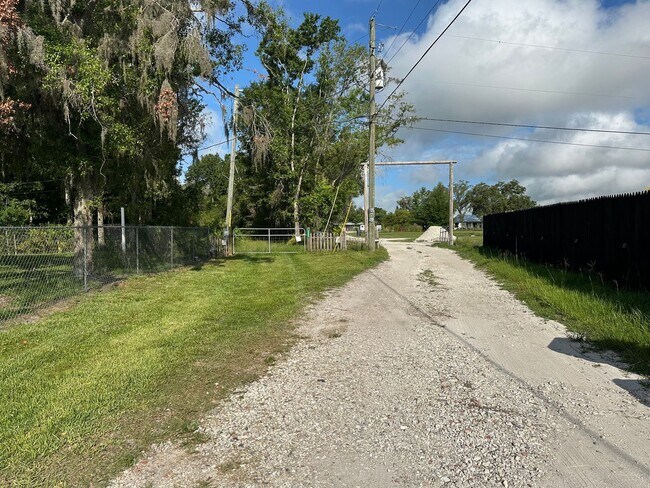 Building Photo - ***Spacious Country Living with Modern Com...
