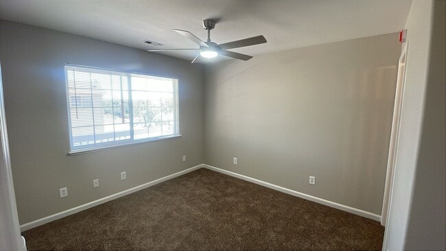 Building Photo - 2120 Country Club Dr