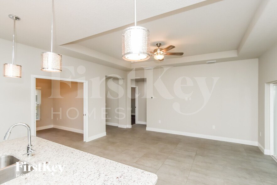 Building Photo - 926 Braganza Ave SE
