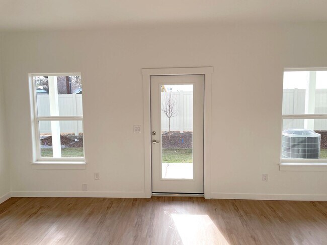 Building Photo - Beautiful Townhome