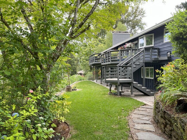 Building Photo - Spacious 4-Bedroom Home with Lush Landscap...