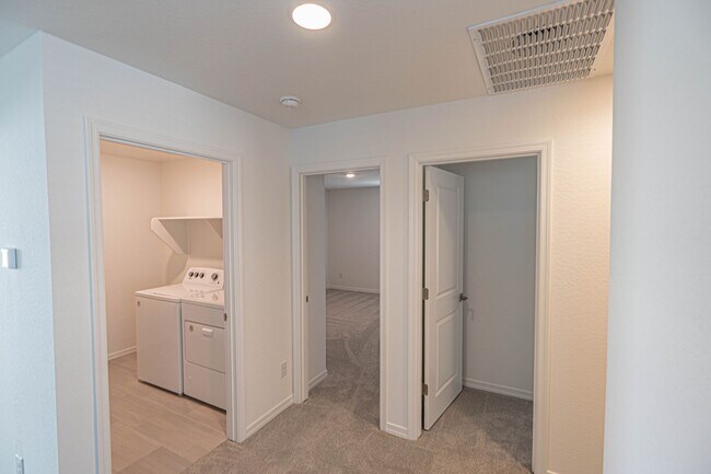 Building Photo - Stunning Sundrop Model Home – Brand New an...