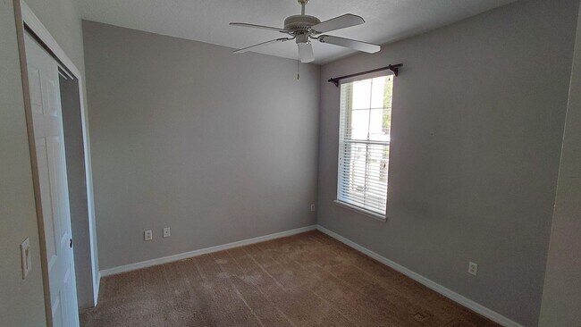 Building Photo - 3 Bedroom, 2 Bath Condo in Lakeside at Lak...