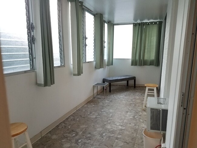 Building Photo - Near Waikiki Beach. Window AC. Near Public Transportation