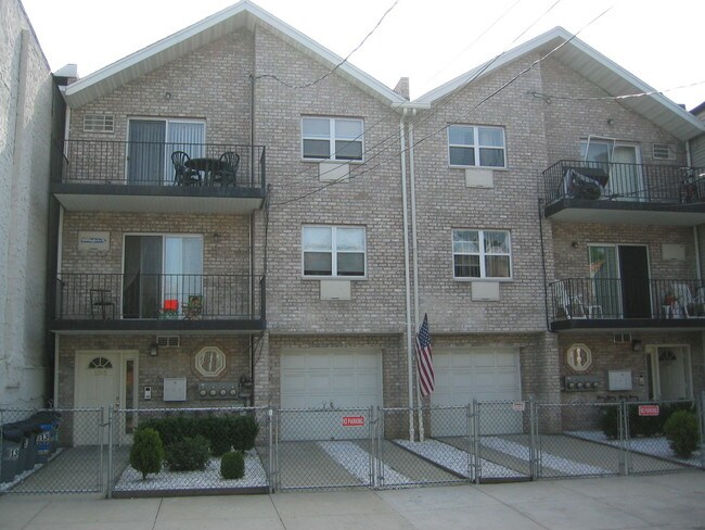 Primary Photo - 1307 Balcom Ave